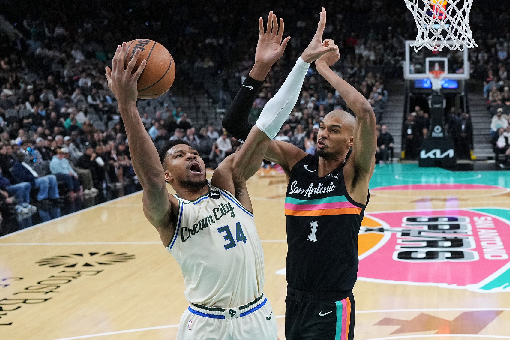 杏彩体育官方网站-字母哥谈文班：他只要保持健康就是联盟的未来 天空才是极限