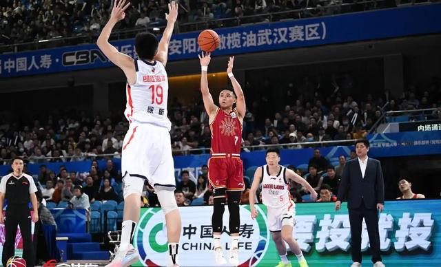 杏彩体育官方网站-CBA八强夜爆冷？北京赛季三杀广东，上海轻取山东